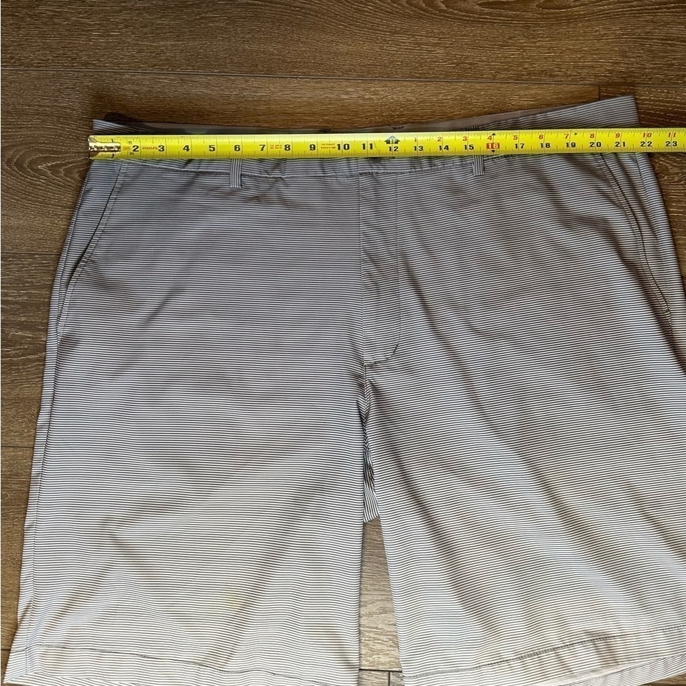 Greg Norman Shorts Gray Ombré Stripes - Picture 2 of 8